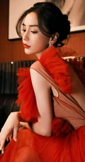 Angelababy轻纱红裙艳丽穿搭参加某活动写真美照
