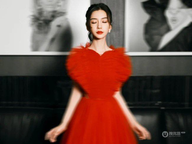 Angelababy轻纱红裙艳丽穿搭参加某活动写真美照