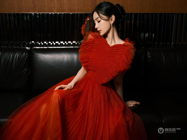 Angelababy轻纱红裙艳丽穿搭参加某活动写真美照