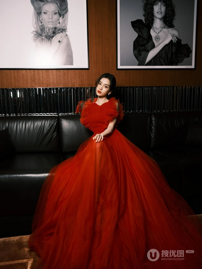 Angelababy轻纱红裙艳丽穿搭参加某活动写真美照