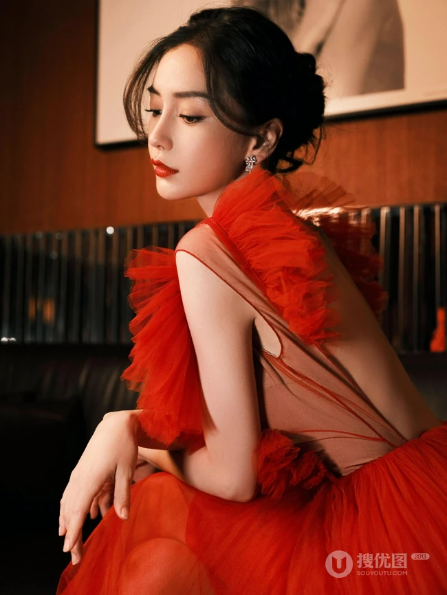 Angelababy轻纱红裙艳丽穿搭参加某活动写真美照