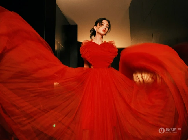 Angelababy轻纱红裙艳丽穿搭参加某活动写真美照