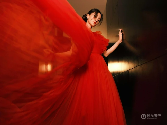 Angelababy轻纱红裙艳丽穿搭参加某活动写真美照