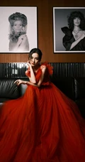Angelababy轻纱红裙艳丽穿搭参加某活动写真美照