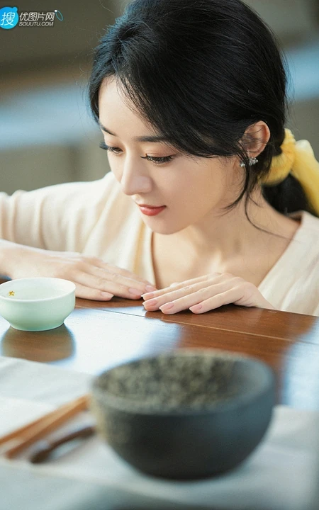 赵丽颖清新朴素白衣穿搭，一碗清茶，一张小椅，温婉清丽写真图片