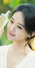 赵丽颖清新朴素白衣穿搭，一碗清茶，一张小椅，温婉清丽写真图片