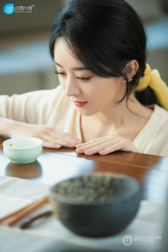赵丽颖清新朴素白衣穿搭，一碗清茶，一张小椅，温婉清丽写真图片