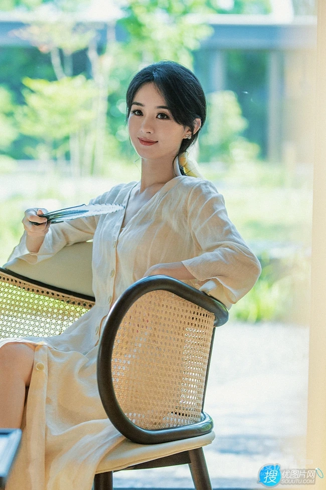 赵丽颖清新朴素白衣穿搭，一碗清茶，一张小椅，温婉清丽写真图片
