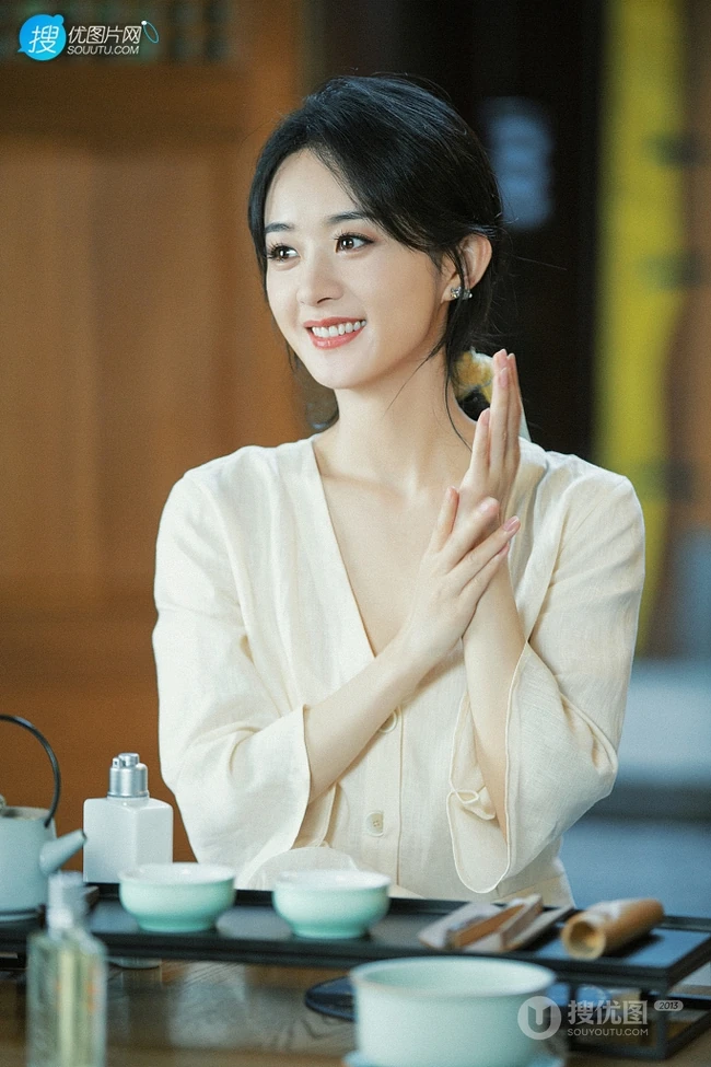 赵丽颖清新朴素白衣穿搭，一碗清茶，一张小椅，温婉清丽写真图片