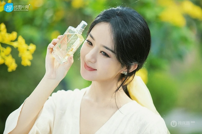 赵丽颖清新朴素白衣穿搭，一碗清茶，一张小椅，温婉清丽写真图片