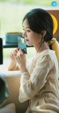 赵丽颖清新朴素白衣穿搭，一碗清茶，一张小椅，温婉清丽写真图片