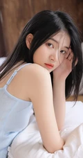 在家抱着枕头也能度过愉快的一天，肩带背心短裤气质女生悠闲居家图集