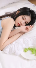 在家抱着枕头也能度过愉快的一天，肩带背心短裤气质女生悠闲居家图集