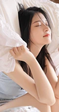 在家抱着枕头也能度过愉快的一天，肩带背心短裤气质女生悠闲居家图集