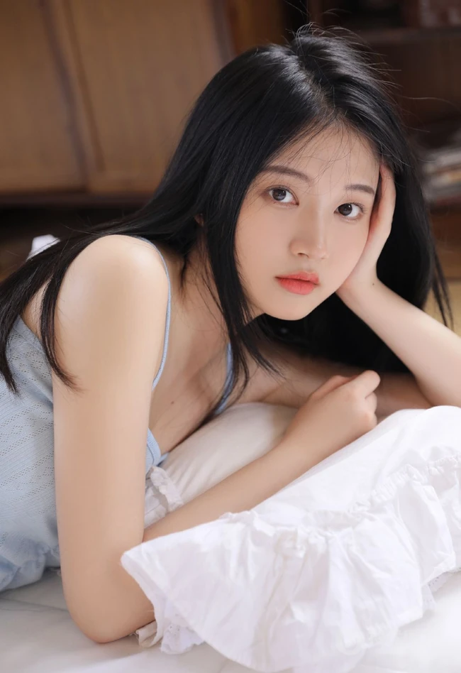 在家抱着枕头也能度过愉快的一天，肩带背心短裤气质女生悠闲居家图集