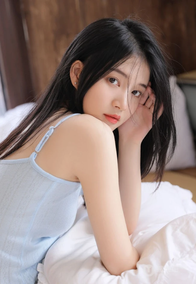 在家抱着枕头也能度过愉快的一天，肩带背心短裤气质女生悠闲居家图集