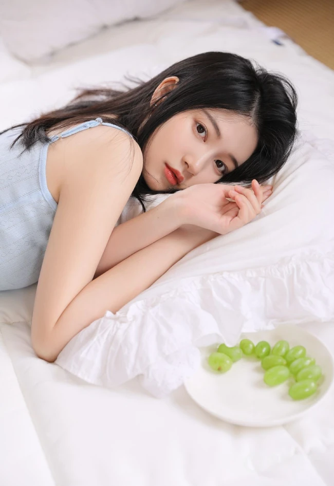 在家抱着枕头也能度过愉快的一天，肩带背心短裤气质女生悠闲居家图集