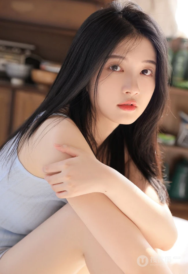 在家抱着枕头也能度过愉快的一天，肩带背心短裤气质女生悠闲居家图集
