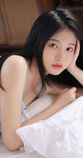 在家抱着枕头也能度过愉快的一天，肩带背心短裤气质女生悠闲居家图集