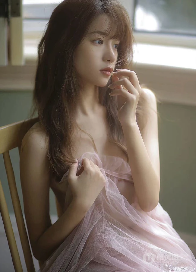睡衣女孩，骨感美背居家少女气质轻纱睡裙穿着一个人孤单感十足写真照