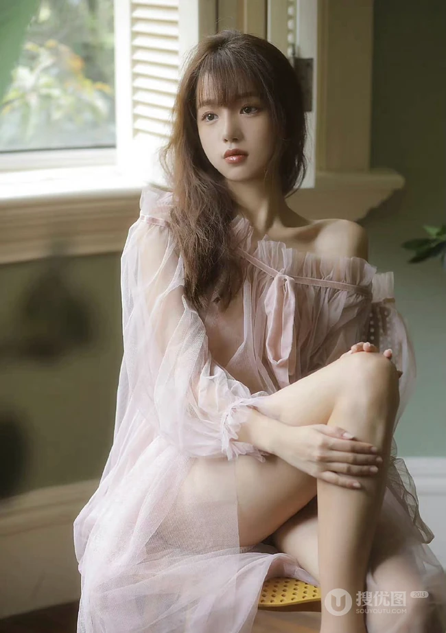 睡衣女孩，骨感美背居家少女气质轻纱睡裙穿着一个人孤单感十足写真照