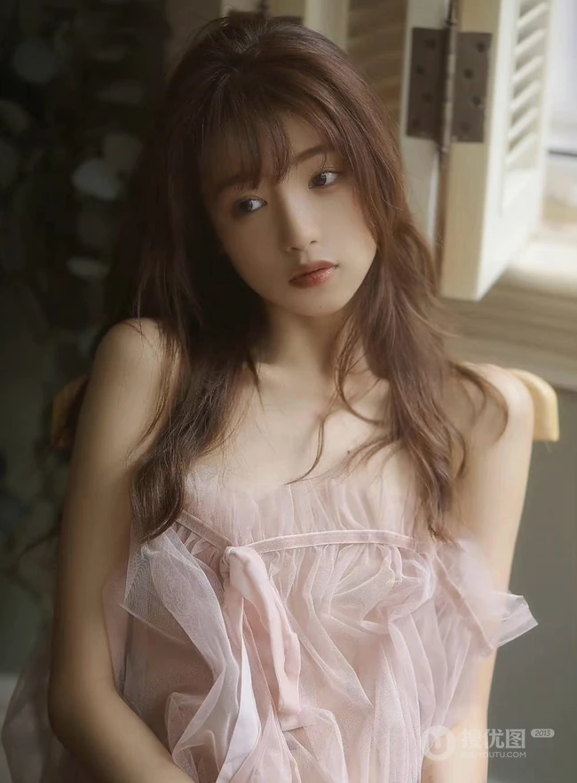 睡衣女孩，骨感美背居家少女气质轻纱睡裙穿着一个人孤单感十足写真照