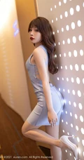 S曲线身材的柔美柔女生神芝芝Booty浅蓝色紧身连衣裙穿着精选气质写真图片