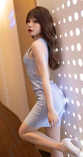 S曲线身材的柔美柔女生神芝芝Booty浅蓝色紧身连衣裙穿着精选气质写真图片