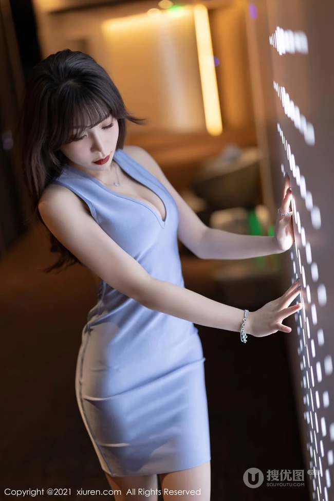 S曲线身材的柔美柔女生神芝芝Booty浅蓝色紧身连衣裙穿着精选气质写真图片