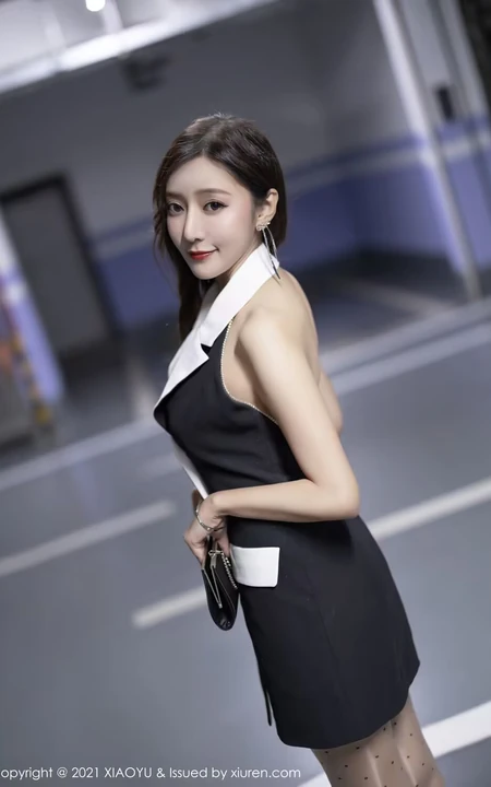 网红女生王馨瑶紧身露背装黑裙波点袜装穿着地下停车场写真图集