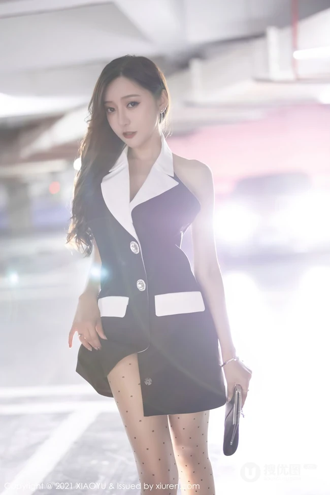 网红女生王馨瑶紧身露背装黑裙波点袜装穿着地下停车场写真图集