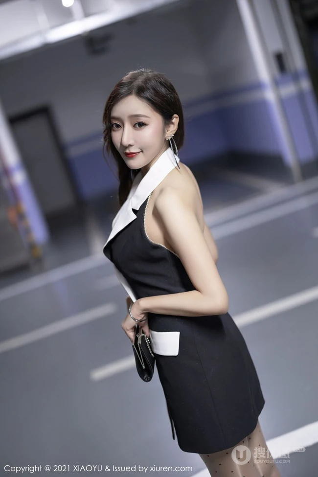 网红女生王馨瑶紧身露背装黑裙波点袜装穿着地下停车场写真图集