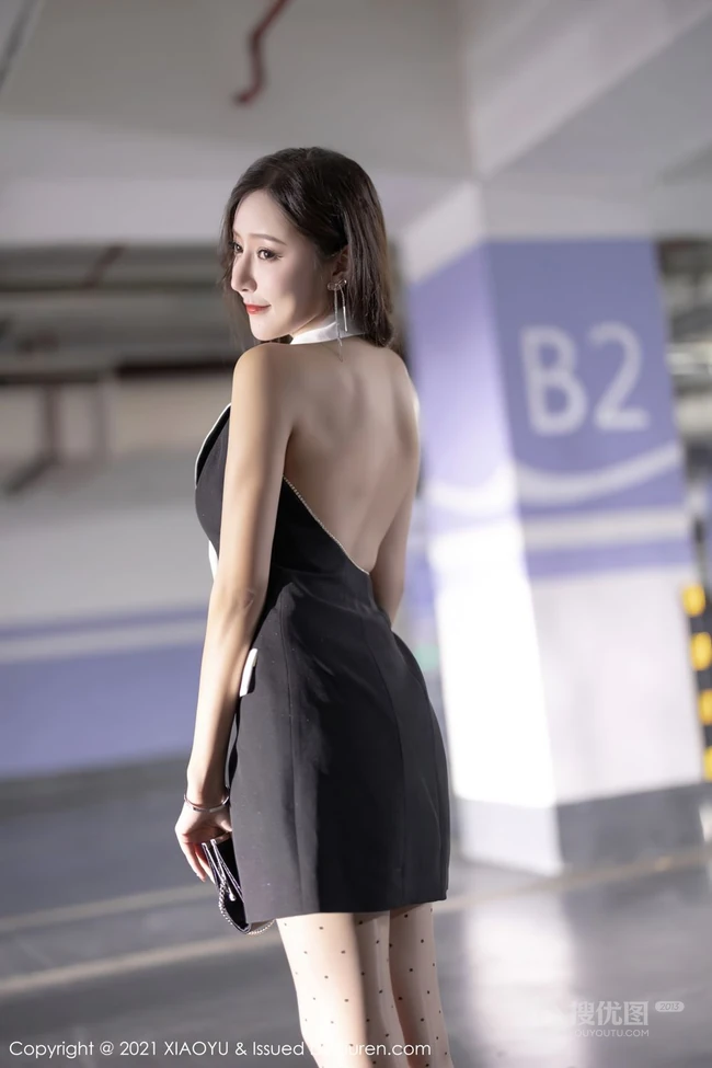 网红女生王馨瑶紧身露背装黑裙波点袜装穿着地下停车场写真图集