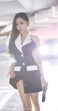 网红女生王馨瑶紧身露背装黑裙波点袜装穿着地下停车场写真图集