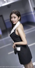 网红女生王馨瑶紧身露背装黑裙波点袜装穿着地下停车场写真图集