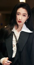 关晓彤酷美西服短裤套装穿着，展高挑身材大长腿出席活动写真图片
