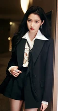 关晓彤酷美西服短裤套装穿着，展高挑身材大长腿出席活动写真图片