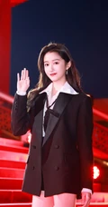 关晓彤酷美西服短裤套装穿着，展高挑身材大长腿出席活动写真图片
