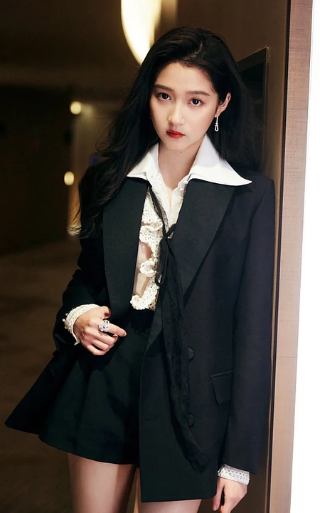 关晓彤酷美西服短裤套装穿着，展高挑身材大长腿出席活动写真图片