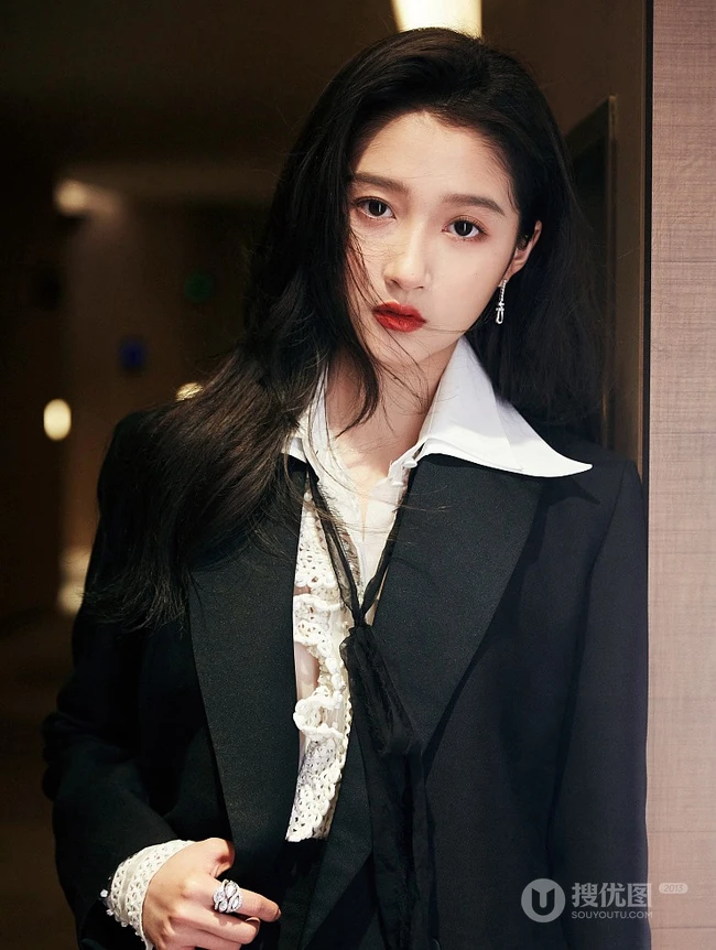 关晓彤酷美西服短裤套装穿着，展高挑身材大长腿出席活动写真图片