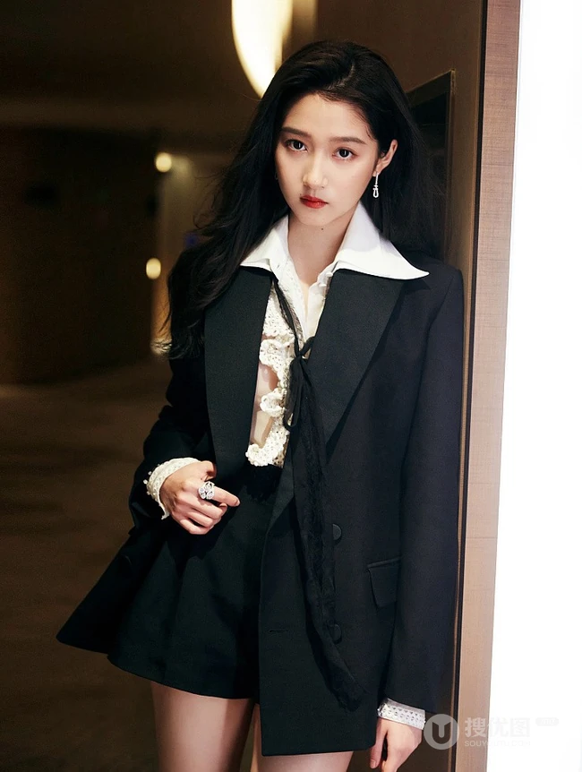 关晓彤酷美西服短裤套装穿着，展高挑身材大长腿出席活动写真图片