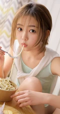 小姐姐吃面条的样子太可爱了，清甜系背心短裤女生小姐姐甜美动人室内照片