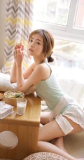 小姐姐吃面条的样子太可爱了，清甜系背心短裤女生小姐姐甜美动人室内照片