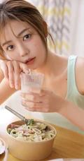 小姐姐吃面条的样子太可爱了，清甜系背心短裤女生小姐姐甜美动人室内照片