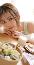 小姐姐吃面条的样子太可爱了，清甜系背心短裤女生小姐姐甜美动人室内照片