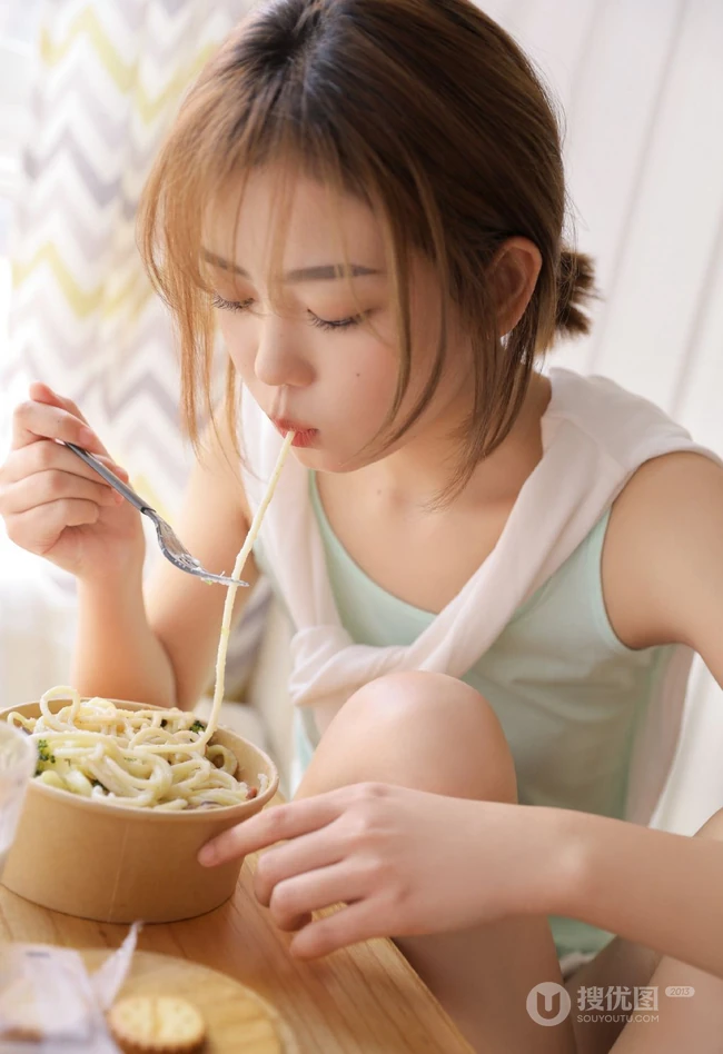 小姐姐吃面条的样子太可爱了，清甜系背心短裤女生小姐姐甜美动人室内照片