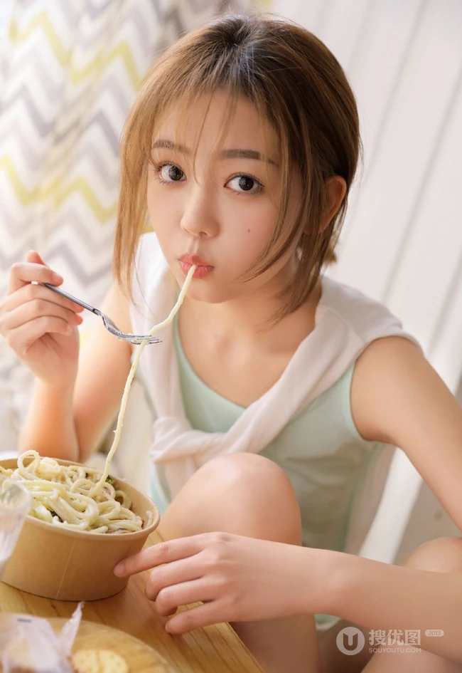 小姐姐吃面条的样子太可爱了，清甜系背心短裤女生小姐姐甜美动人室内照片