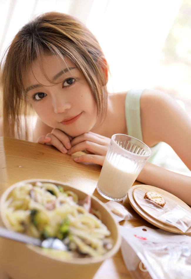 小姐姐吃面条的样子太可爱了，清甜系背心短裤女生小姐姐甜美动人室内照片