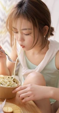 小姐姐吃面条的样子太可爱了，清甜系背心短裤女生小姐姐甜美动人室内照片
