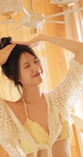 躺在木浴盆里悠然自得的气质甜美丸子头少女黄色泳装穿搭可爱室内图片